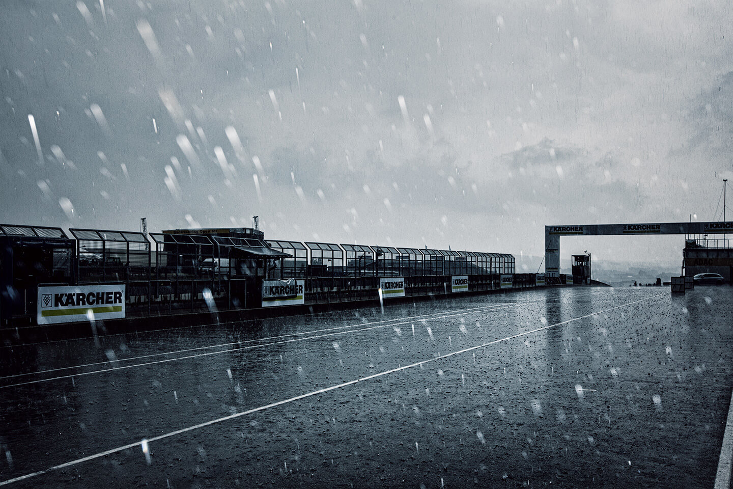 Boxengasse Sachsenring bei Regen