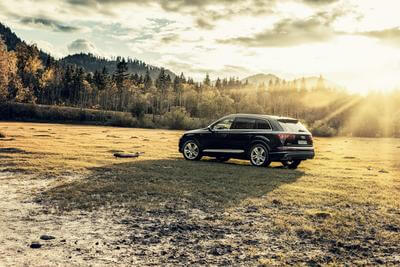 Audi SQ7 am See bei Sonnenuntergang