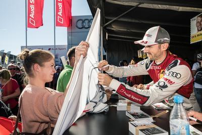 DTM Autogrammstunde - Rene Rast