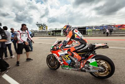 Stefan Bradl in der Boxengasse